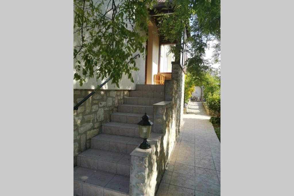 La Roseliere Maison Plain Pied Confortable Belle Decoration Jardin Magnifique 10 Mn A Pied Centre Ville Bayeux Proche Plages Du Debarquement Exterior foto