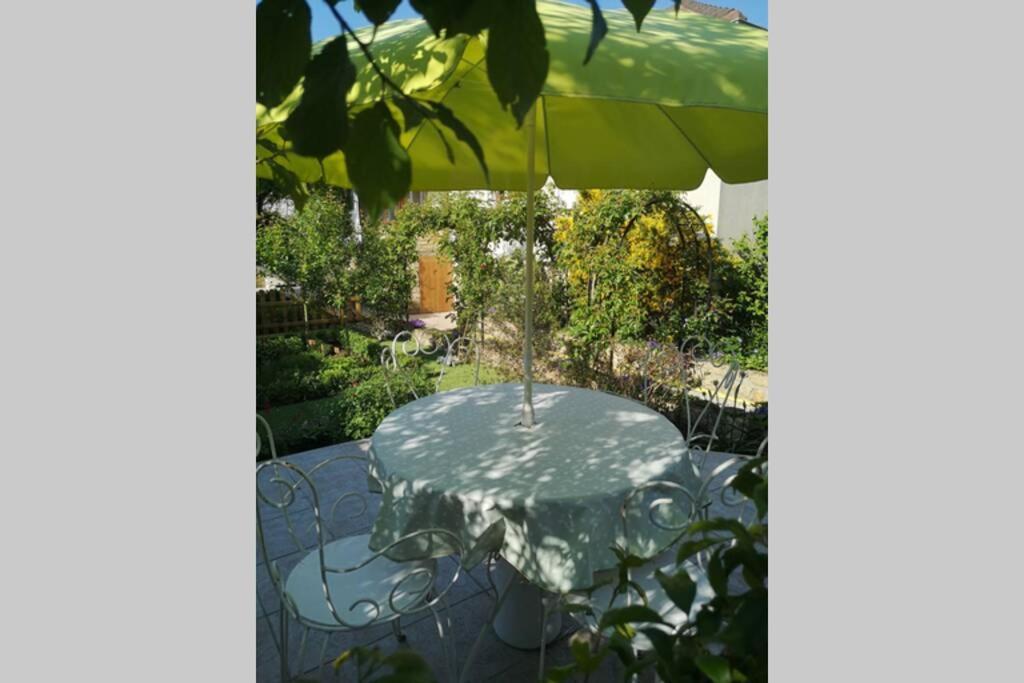 La Roseliere Maison Plain Pied Confortable Belle Decoration Jardin Magnifique 10 Mn A Pied Centre Ville Bayeux Proche Plages Du Debarquement Exterior foto