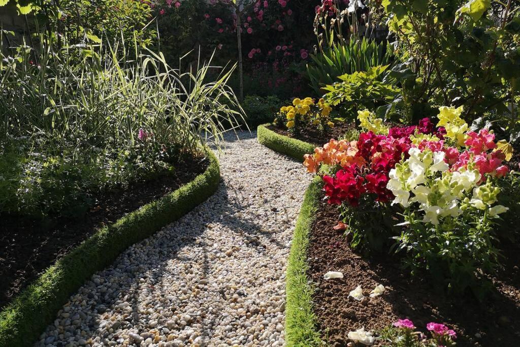La Roseliere Maison Plain Pied Confortable Belle Decoration Jardin Magnifique 10 Mn A Pied Centre Ville Bayeux Proche Plages Du Debarquement Exterior foto